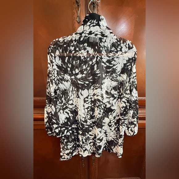 Jennifer Moore Collection black & White
floral Blouse High Wired Collar |
Sz L - Picture 5 of 10